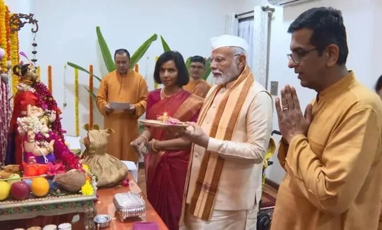 PM Modi performed Bappa's Aarti at CJI's house: Politics heated up, Chandrachud clarified...