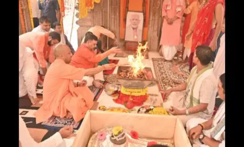 CM Yogi adityanath celebrated PM Modi's 74th birthday at Kashi Vishwanath