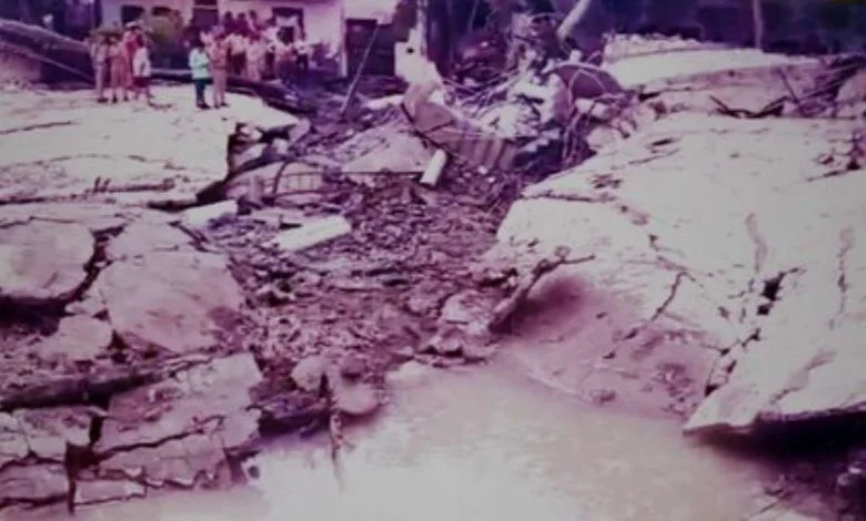 A large water tank collapsed in Pune, two people are feared dead