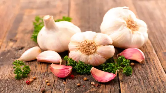 The benefits of eating garlic are many! You will get relief from heart attack, digestive problems