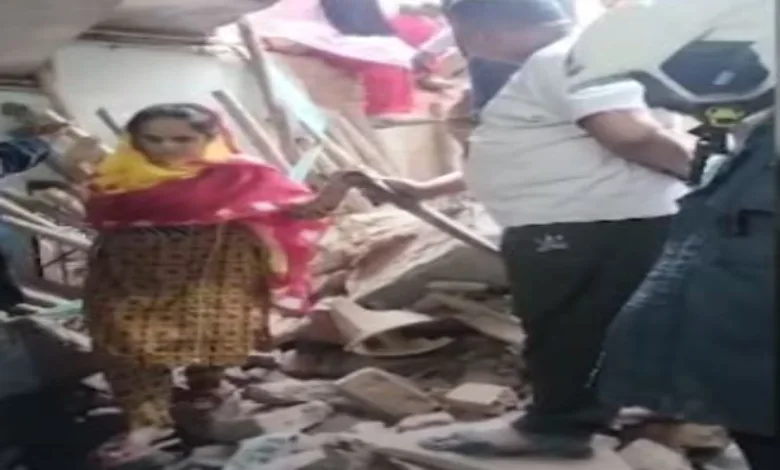 A building collapsed in Kalupur, Ahmedabad, 20 people were rescued