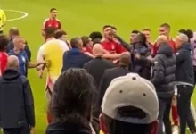 The footballer jumped the rival player in the fight on the field!