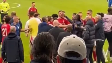 The footballer jumped the rival player in the fight on the field!