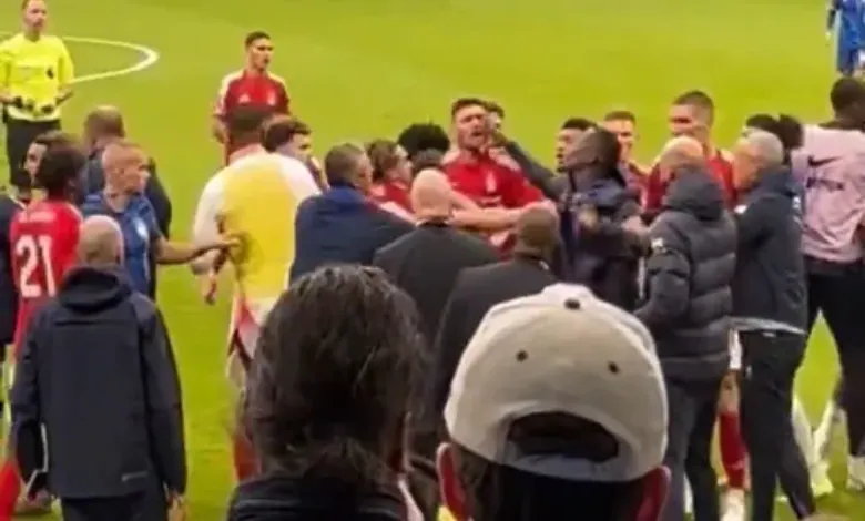 The footballer jumped the rival player in the fight on the field!