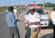 Gujarat police give rose flower and traffic rule pamphlet who break traffic rules