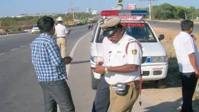 Gujarat police give rose flower and traffic rule pamphlet who break traffic rules