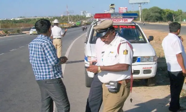 Gujarat police give rose flower and traffic rule pamphlet who break traffic rules