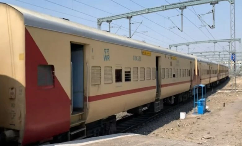 Intercity train running between Bhuj-Gandhinagar stopped: Many travelers were stranded