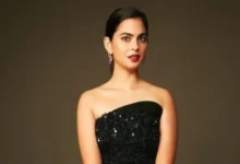 Isha Ambani looked like a modern princess in a shiny dress, these two special names were written on the handbag...