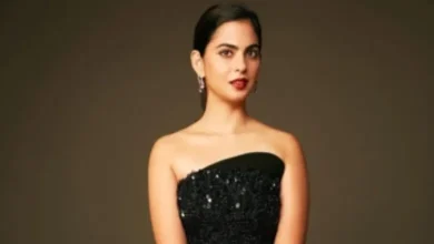 Isha Ambani looked like a modern princess in a shiny dress, these two special names were written on the handbag...