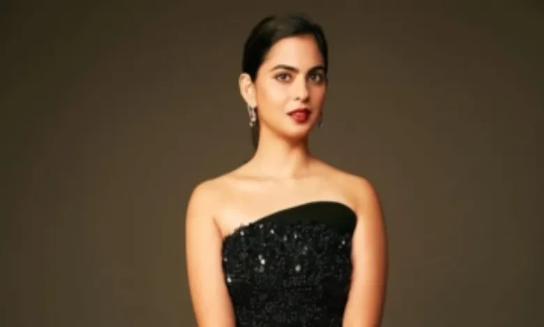 Isha Ambani looked like a modern princess in a shiny dress, these two special names were written on the handbag...