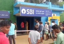 Smugglers stole 12.95 crores' worth of gold ornaments from SBI Bank