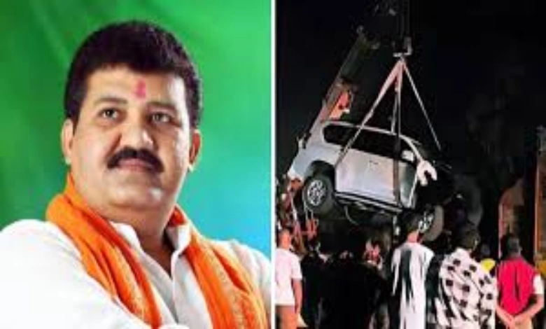 Maharashtra Minister Sanjay Rathods Convoy Meets With An Accident