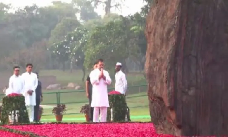 Rahul Gandhi paid tribute to Indira Gandhi at Shakti Sthal