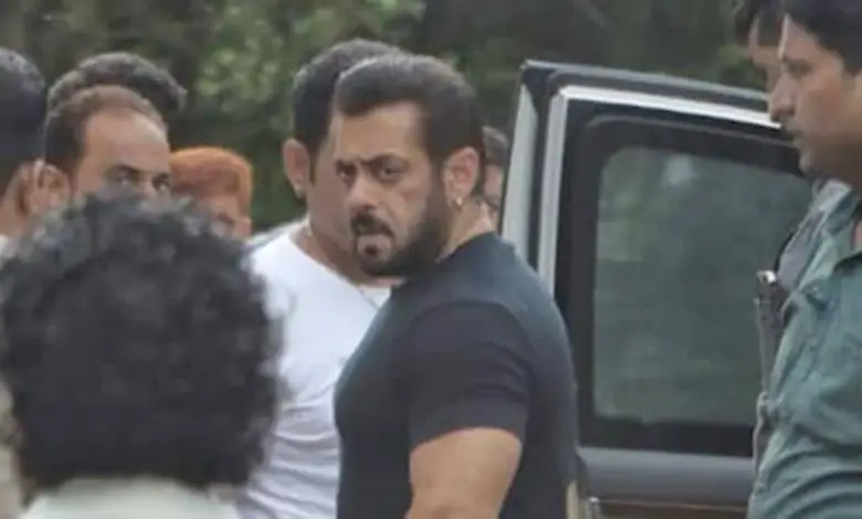 Give 2 crore or else Salman Khan got threatened again