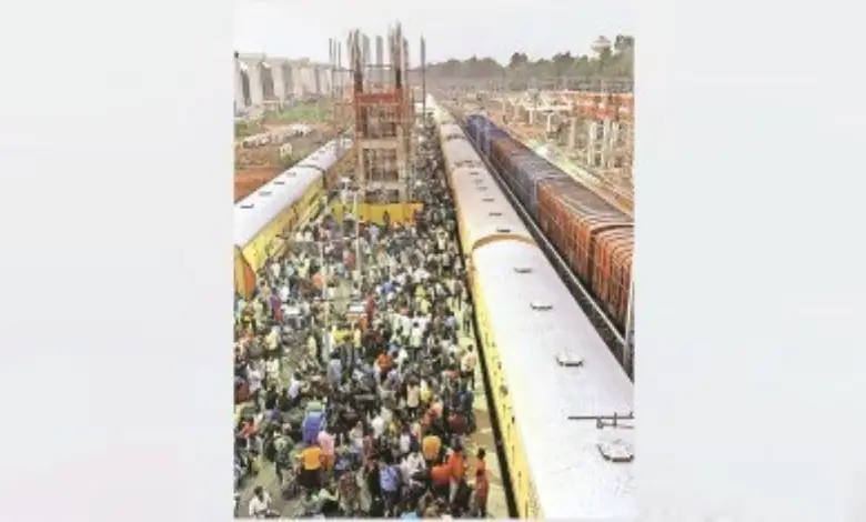 Heavy rush of homebound passengers at Surat's Ughna railway station ahead of Diwali  