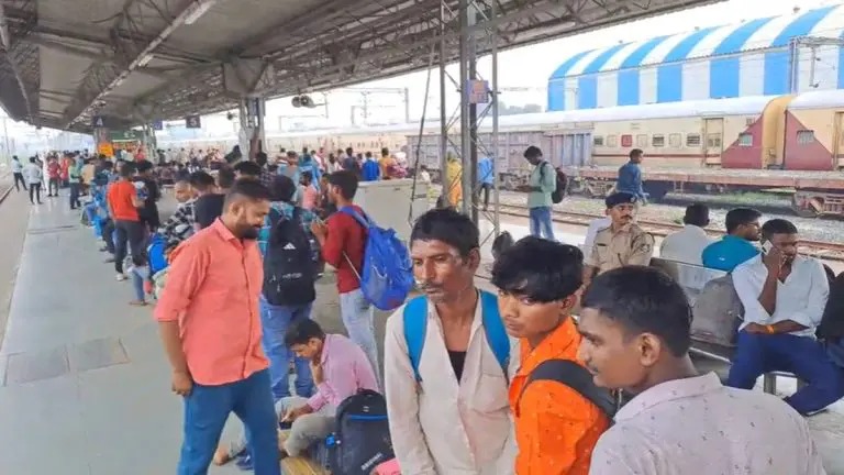 Migrants return home in Surat: Crowded police formation at Udhana station