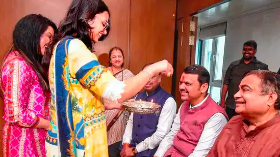 devendra fadnavis and wife amruta fadnavis declare net worth