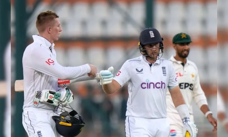 England scores 492/3, batters bats similar  1  dayer