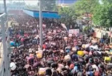 Heavy crowd of passengers at Vapi railway station police deployed