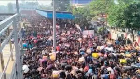 Heavy crowd of passengers at Vapi railway station police deployed