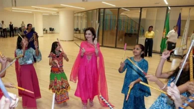 Not Mukesh Ambani, with whom Nita Ambani was seen playing dandiya?