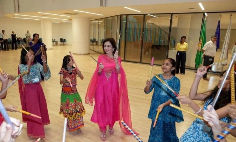 Not Mukesh Ambani, with whom Nita Ambani was seen playing dandiya?