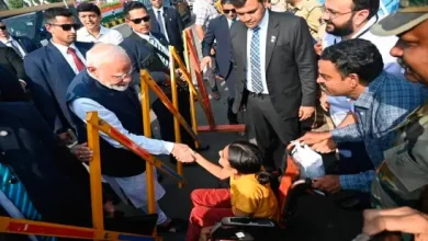 pm modi and spanish president pedro sanchez waving at crowd during vadodara roadshow ¹