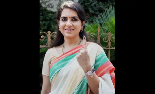 "shaina nc, bjp person  and manner  designer, named shiv sena campaigner  for mumbadevi"