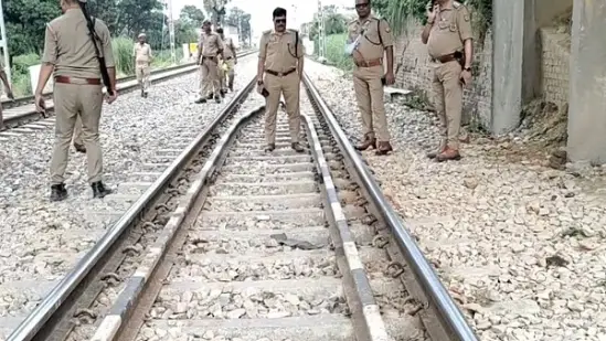 "Dirt bid     overturned connected  railway way   successful  Uttar Pradesh, constabulary  investigation"