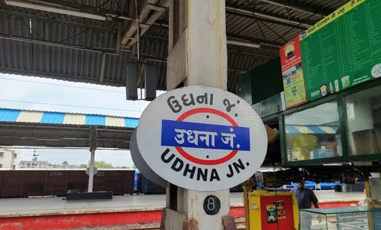 Migrants return home in Surat: Crowded police formation at Udhana station