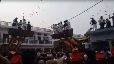 Watch: 200 and 500 rupee notes were blown up by climbing on a JCB, 20 lakh rupees flew into the air