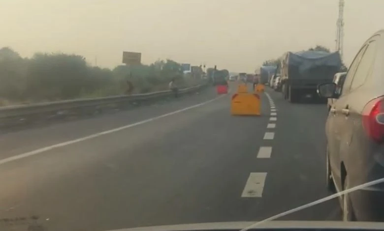 Traffic jam is happening connected  Ahmedabad Vadodara Express Highway, drivers are worried