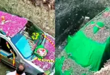 Awesome! In Amreli, a car owner buried an old car, an emotional scene was witnessed