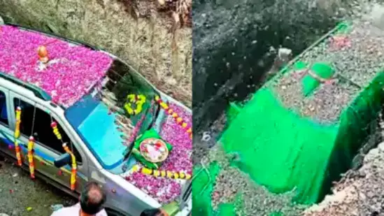 Awesome! In Amreli, a car owner buried an old car, an emotional scene was witnessed