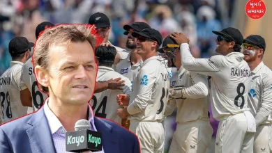 Gilchrist addressing the Indian cricket team after the loss to New Zealand