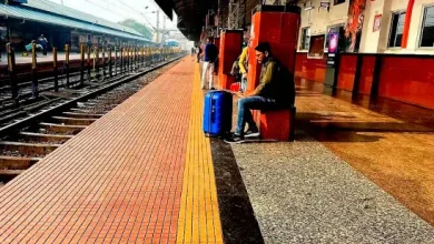 Yellow line purpose on railway platform