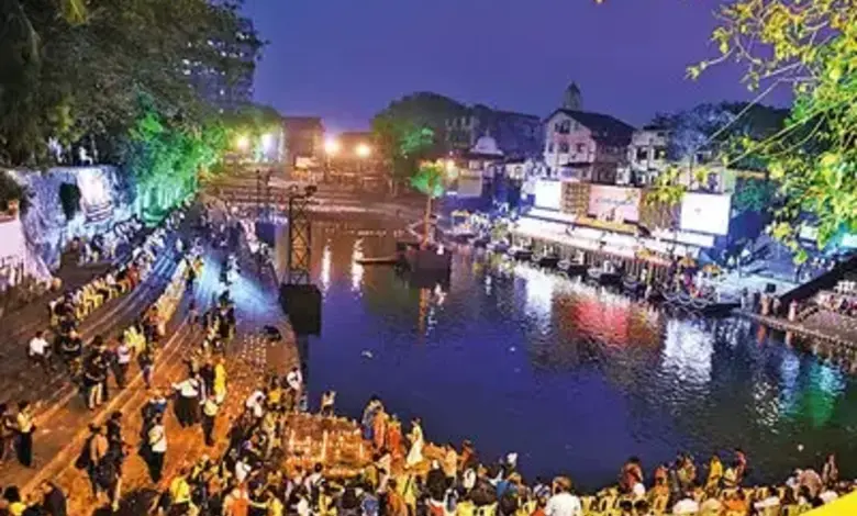 A mini Varanasi besides  beats successful  Mumbai, wherever  Maha Aarti is performed connected  Kartik Purnima...