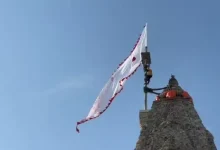 Dwarkadhish Temple climbs a 52 gaj dhvaja