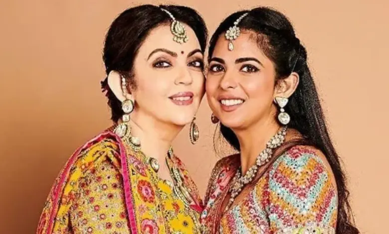 Did the mother-daughter duo Isha Ambani-Nita Ambani besides  deed  Bollywood actresses hard   similar  this?