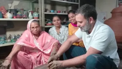 rahul gandhi spends diwali with painters and potters