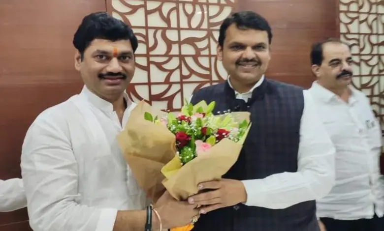 Dhananjay Munde meets Chief Minister Fadnavis