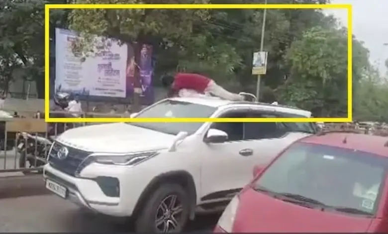 A young man climbed on a Fortuner and beat up a doctor for honking his horn