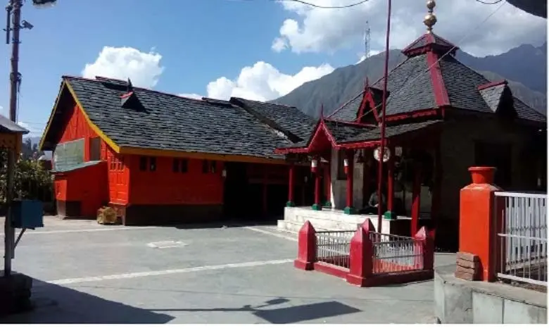 Approaching the Chaurasi temple, fluttering, salutations from afar