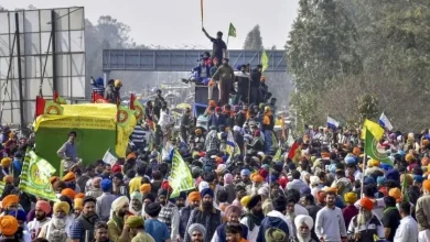 Farmers' march towards Delhi: Heavy traffic jam at Noida border, farmers-police face-off