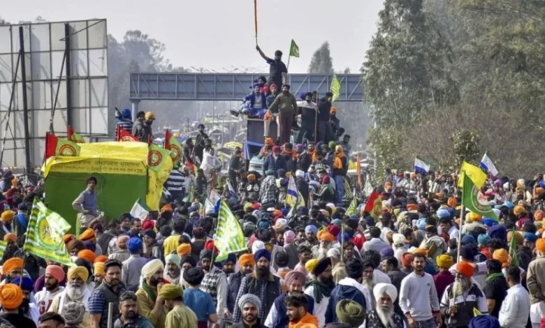 Farmers' march towards Delhi: Heavy traffic jam at Noida border, farmers-police face-off