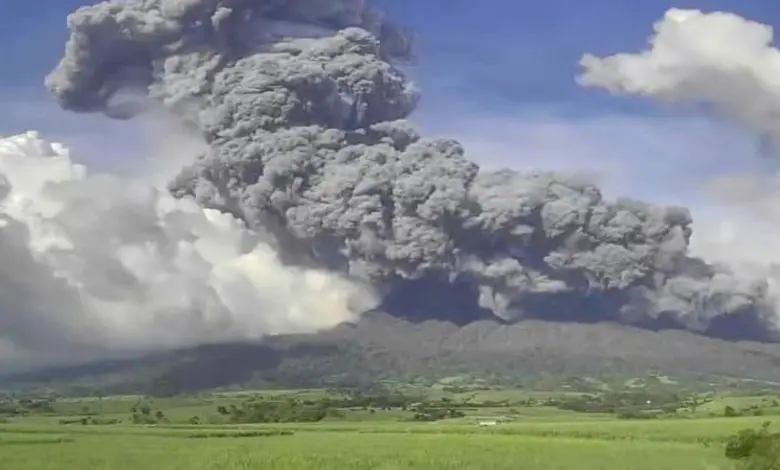 Philippines Huge volcano eruption Mount Kanlaon Negros Island