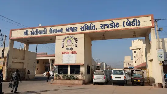 Long queues at Rajkot marketing yard for onions and peanuts.