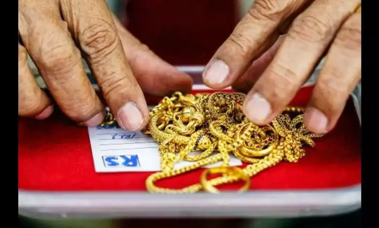 Neighbour couple stole gold jwellary