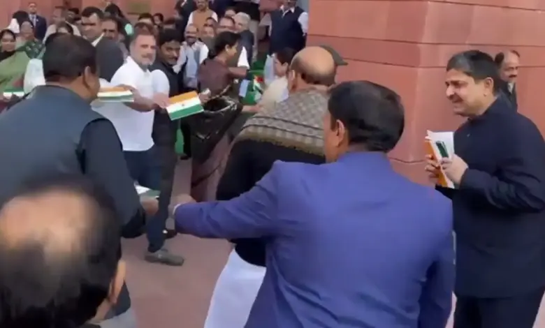 Rahul Gandhi offers flower to Rajnathsinh